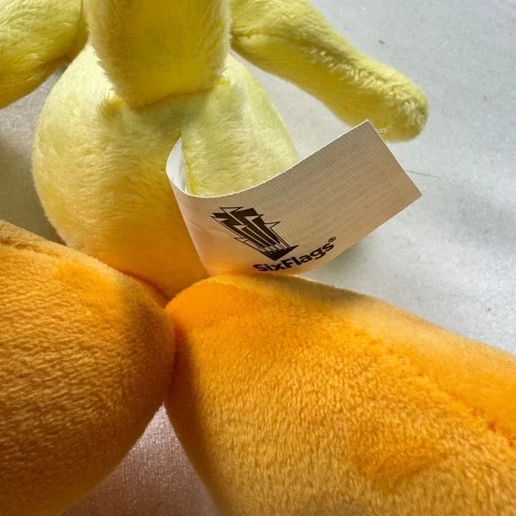Looney Tunes Tweety Bird Plush Medium Six Flags Stuffed Animal Yellow Bird NWT - Picture 5 of 9